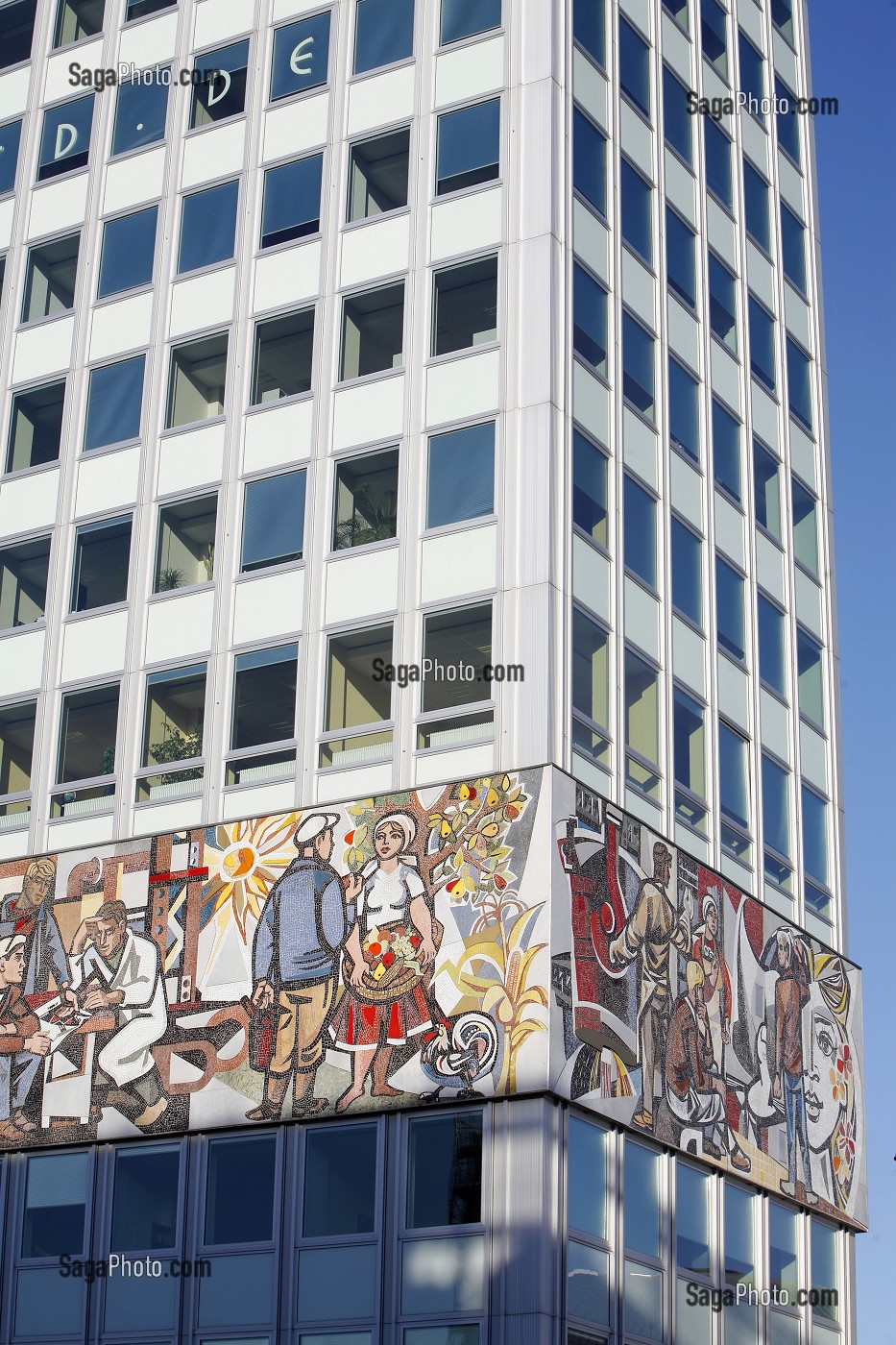 MAISON DE L'ENSEIGNANT, HAUS DES LEHRERS ELLE ARBORE DEPUIS 1964 LA GIGANTESQUE FRISE DE WALTER WOMACKA.  INSPIREE DES PEINTURES MURALES MEXICAINES, LA MOSAIQUE EXPOSE SUR 7 M DE HAUT ET 125 M DE LONG LES VERTUS DE LA PEDAGOGIE. , BERLIN, ALLEMAGNE 