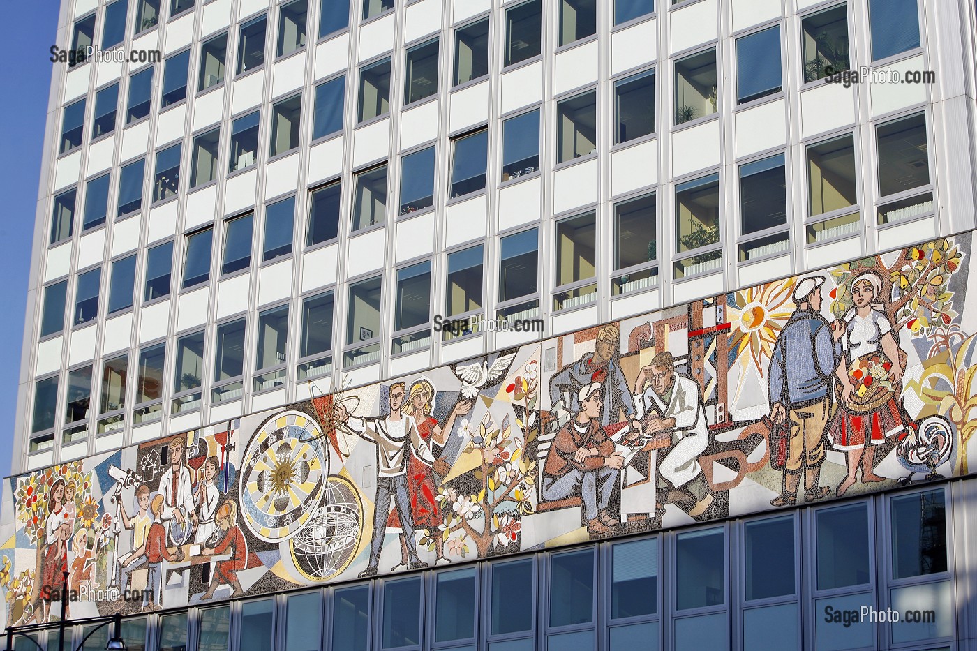 MAISON DE L'ENSEIGNANT, HAUS DES LEHRERS ELLE ARBORE DEPUIS 1964 LA GIGANTESQUE FRISE DE WALTER WOMACKA.  INSPIREE DES PEINTURES MURALES MEXICAINES, LA MOSAIQUE EXPOSE SUR 7 M DE HAUT ET 125 M DE LONG LES VERTUS DE LA PEDAGOGIE. , BERLIN, ALLEMAGNE 