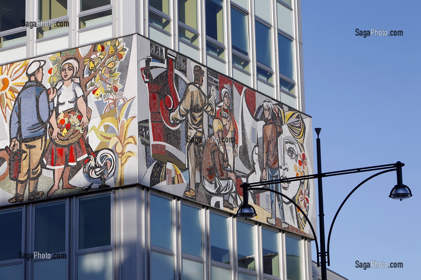 MAISON DE L'ENSEIGNANT, HAUS DES LEHRERS ELLE ARBORE DEPUIS 1964 LA GIGANTESQUE FRISE DE WALTER WOMACKA.  INSPIREE DES PEINTURES MURALES MEXICAINES, LA MOSAIQUE EXPOSE SUR 7 M DE HAUT ET 125 M DE LONG LES VERTUS DE LA PEDAGOGIE. , BERLIN, ALLEMAGNE 