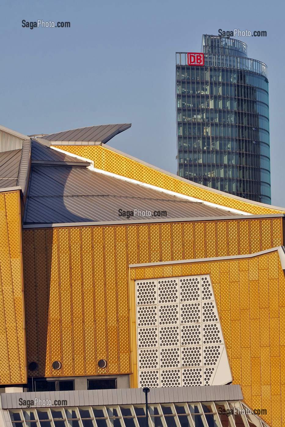 LA PHILHARMONIE ET LA SALLE DE MUSIQUE DE CHAMBRE BERLINER PHILHARMONIKER ET KAMMERMUSIKSAAL, BUILDINGS DE LA POTSDAMER PLATZ ET LE DB TOWER SONY CENTER (ARCHITECTE : HELMUT JAHN), BERLIN, ALLEMAGNE 