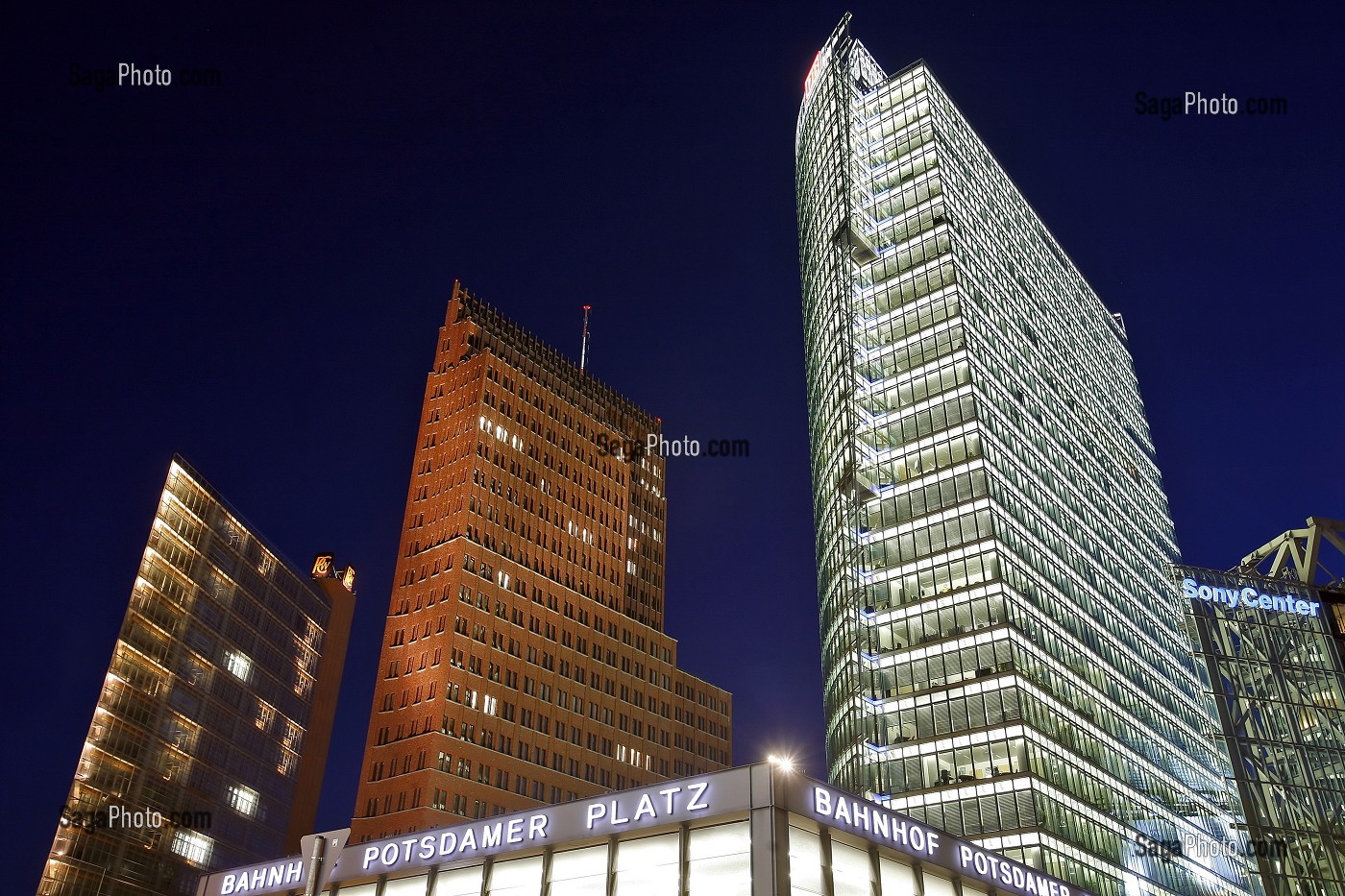 BUILDINGS DE LA POTSDAMER PLATZ, LE PRICE WATERHOUSE COOPERS (ARCHITECTE : RENZO PIANO), LE GRATTE CIEL DE 25 ETAGES EN BRIQUE ET GRANIT REALISE PAR L'ALLEMAND HANS KOLLHOFF (1999) ET LE DB TOWER SONY CENTER (ARCHITECTE : HELMUT JAHN). , BERLIN, ALLEMAGNE 