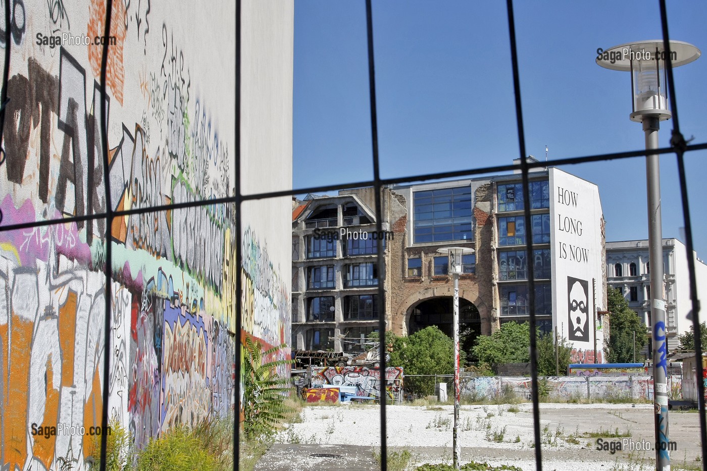GRAFFITI TACHELES,  TACHELES, ANCIEN SQUAT, PORTE-DRAPEAU DE L'UNDERGROUND POLITICO ARTISTIQUE DANS LES ANNEES 1990.  CE MAGASIN DES ANNEES 1920, 'SQUATTE' PAR UNE TRENTAINE D'ATELIERS ALTERNATIFS A ETE CLASSE MONUMENT HISTORIQUE, BERLIN, ALLEMAGNE 