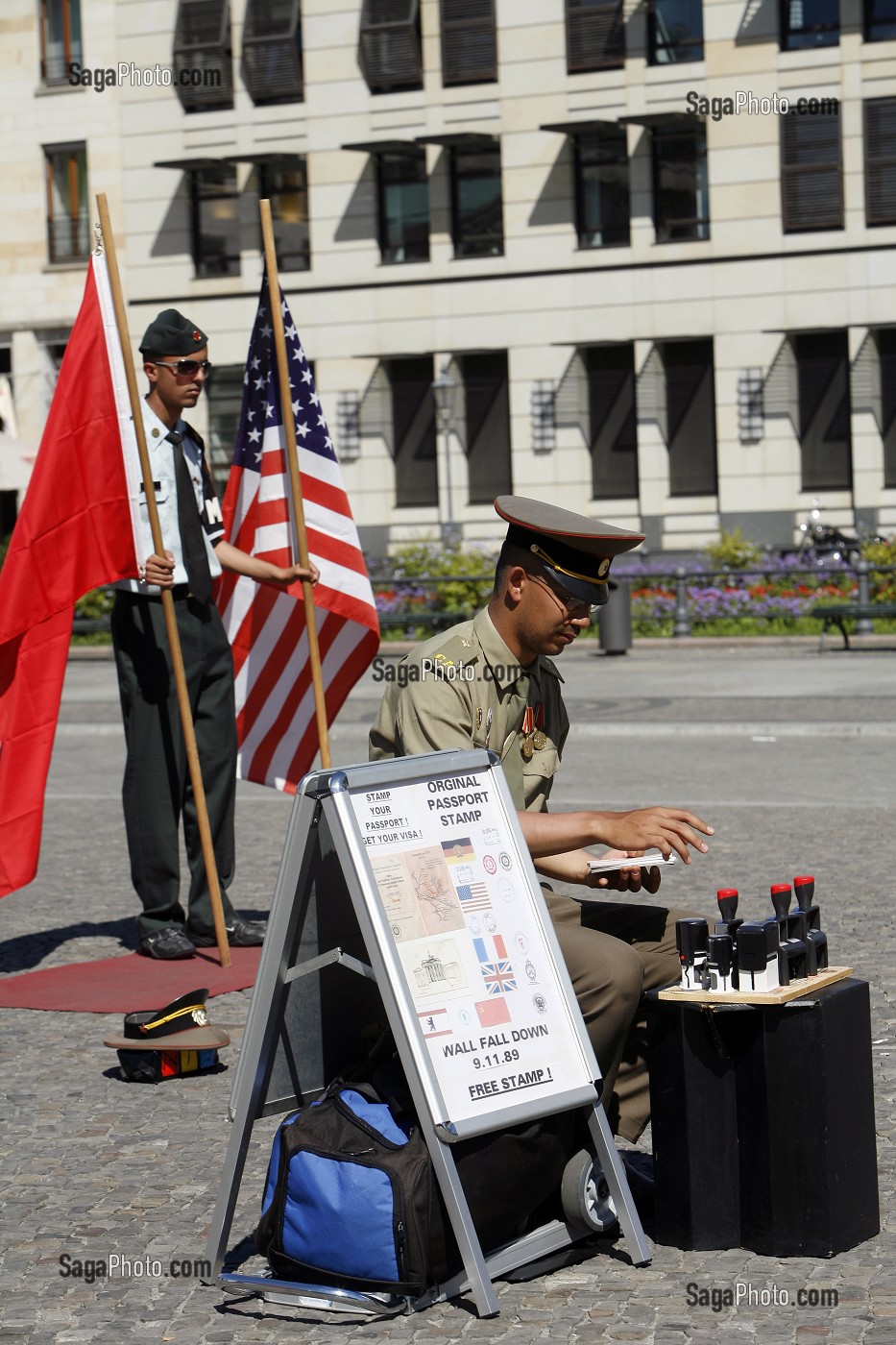 HOMME HABILLE EN MILITAIRE DE L'EX RDA PROPOSE AUX TOURISTES DE FAIRE UNE PHOTO ET DES TAMPONS DE VISA DE LA RDA, PORTE DE BRANDEBOURG, BRANDENBURGER TOR SUR PARISER PLATZ, BERLIN, ALLEMAGNE 