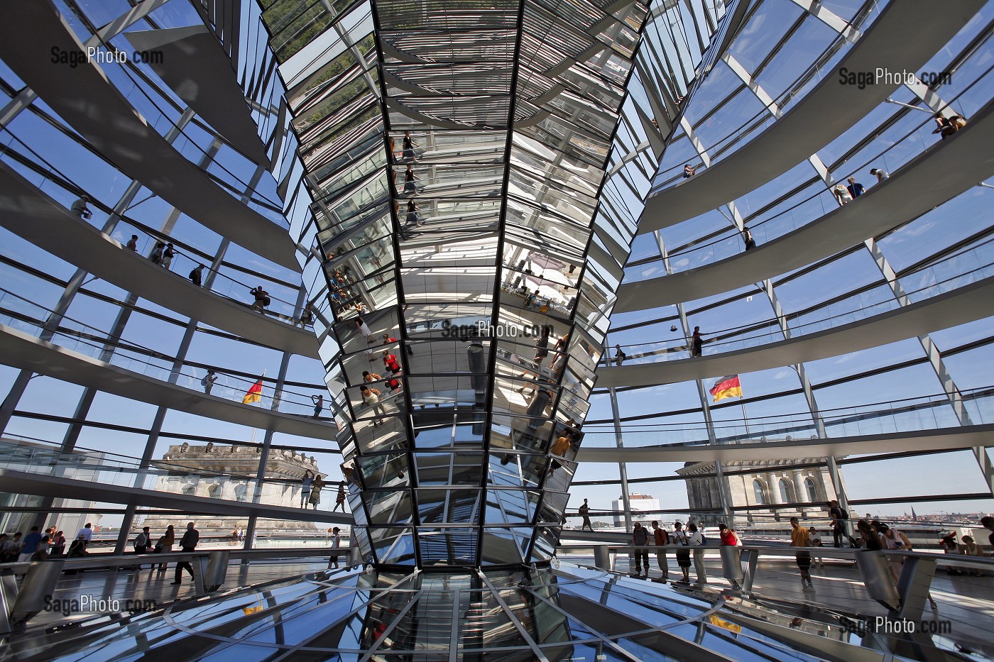 PARLEMENT ALLEMAND, REICHSTAG, DEUTSCHER BUNDESTAG AVEC SONT DOME, REAMENAGES PAR L'ARCHITECTE BRITANNIQUE NORMAN FOSTER, LAUREAT DU PRITZKER (LE 'PRIX NOBEL' DE L'ARCHITECTURE), BERLIN, ALLEMAGNE 