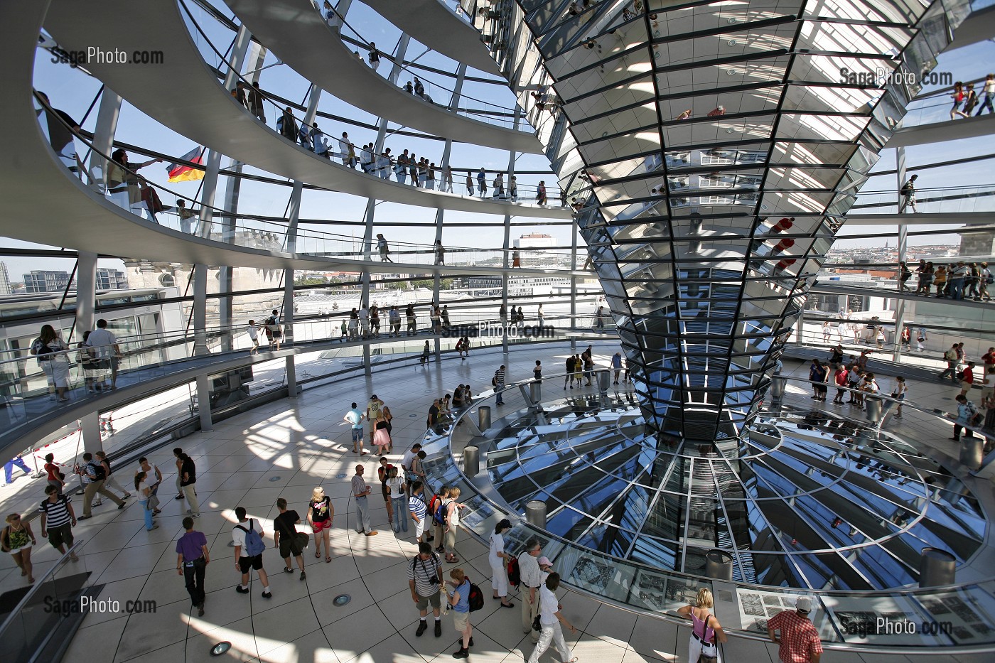 PARLEMENT ALLEMAND, REICHSTAG, DEUTSCHER BUNDESTAG AVEC SONT DOME, REAMENAGES PAR L'ARCHITECTE BRITANNIQUE NORMAN FOSTER, LAUREAT DU PRITZKER (LE 'PRIX NOBEL' DE L'ARCHITECTURE), BERLIN, ALLEMAGNE 
