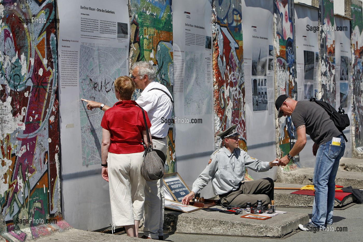 HOMME HABILLE EN MILITAIRE DE L'EX RDA PROPOSE AUX TOURISTES DES TAMPON DE VISA DE LA RDA DEVANT DES FRAGMENTS DU MUR DE BERLIN DE L'EX RDA, BERLIN MAUER, POTSDAMER PLATZ, BERLIN, ALLEMAGNE 