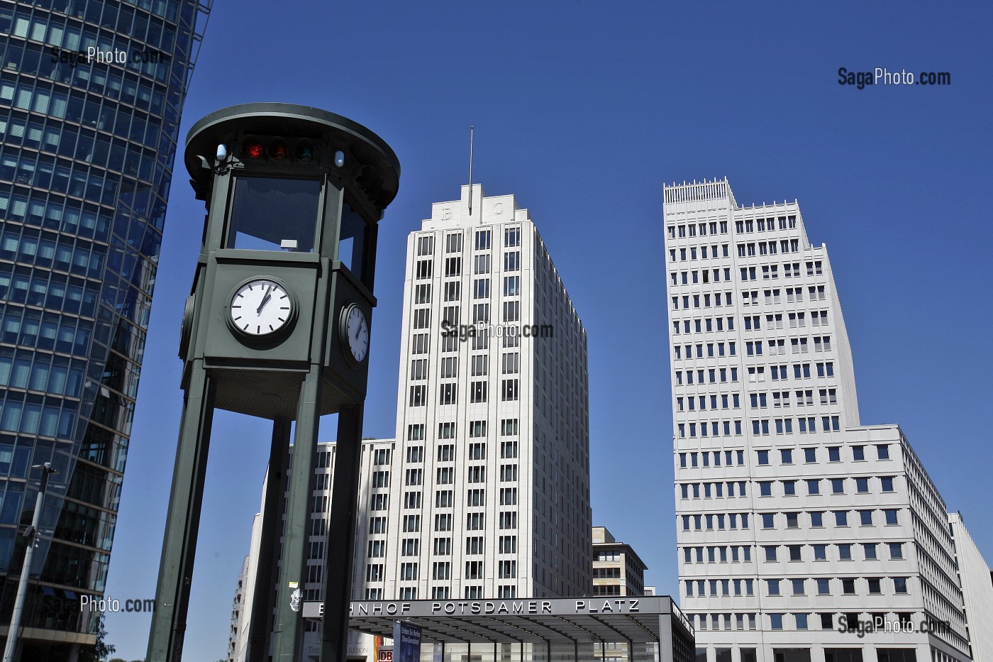 REPLIQUE D'UN FEU ROUGE DE 1925, L'UN DES TOUT PREMIERS EN EUROPE, POTSDAMER PLATZ, BERLIN, ALLEMAGNE 