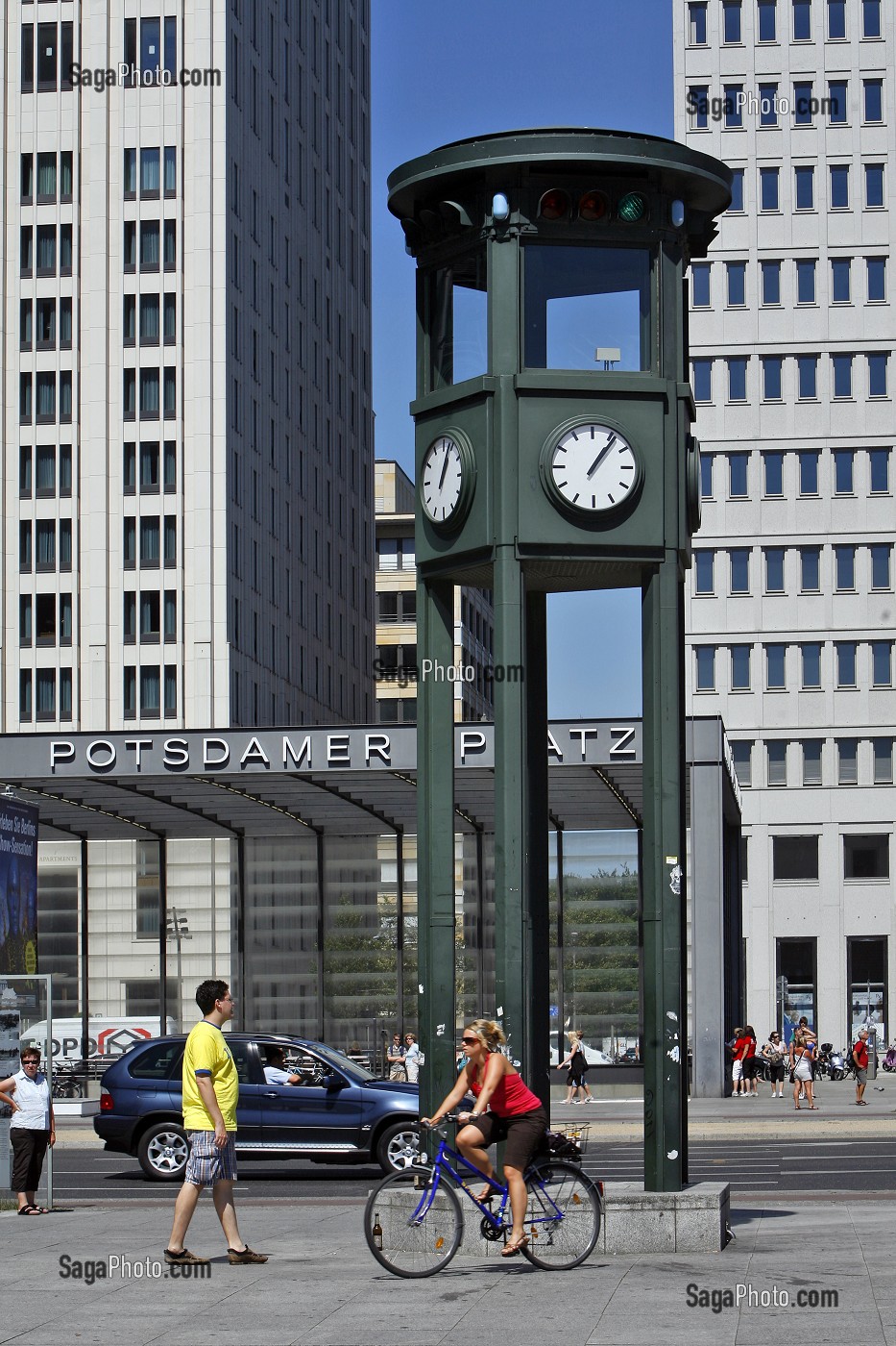 REPLIQUE D'UN FEU ROUGE DE 1925, L'UN DES TOUT PREMIERS EN EUROPE, POTSDAMER PLATZ, BERLIN, ALLEMAGNE 