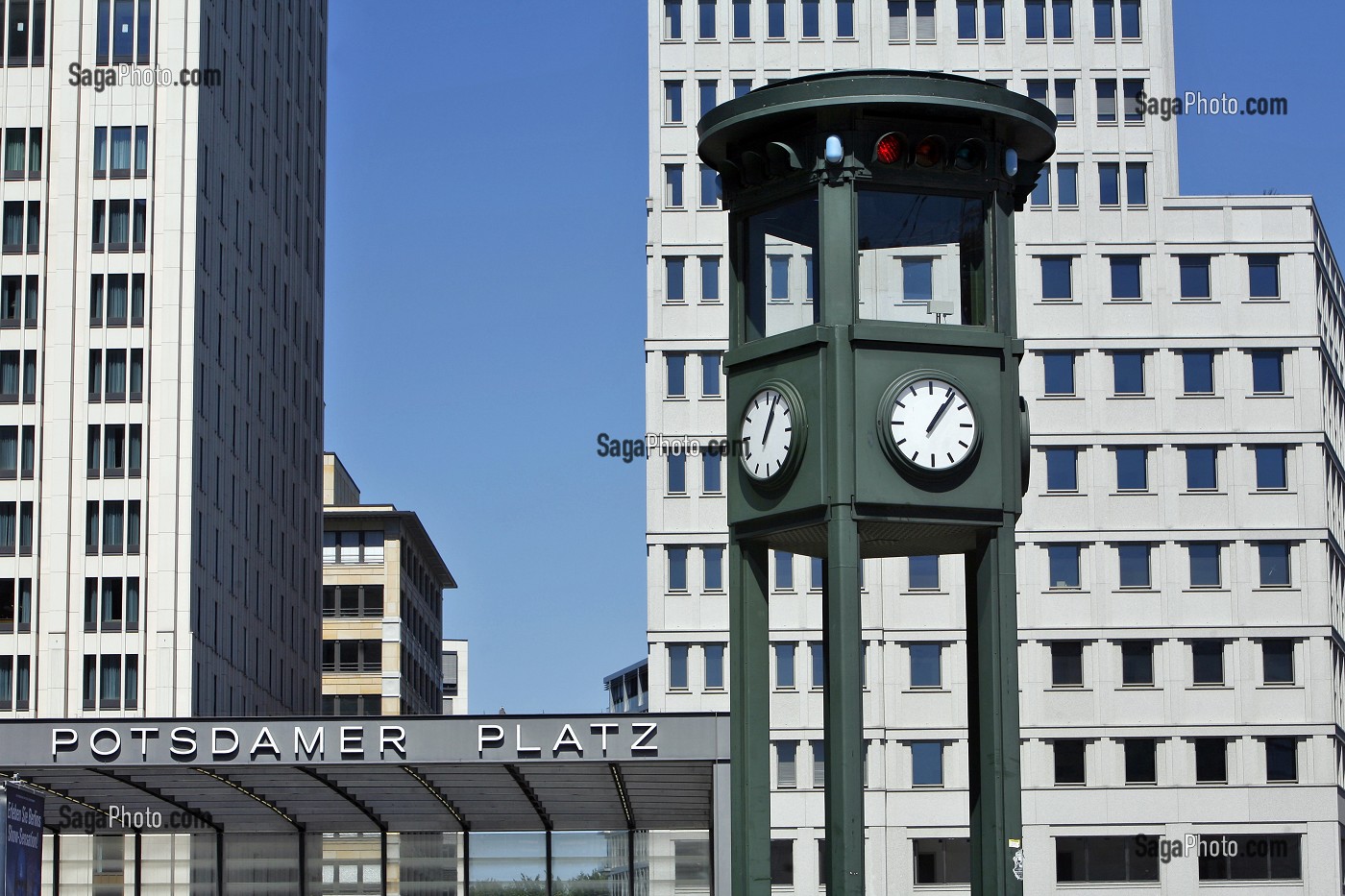REPLIQUE D'UN FEU ROUGE DE 1925, L'UN DES TOUT PREMIERS EN EUROPE, POTSDAMER PLATZ, BERLIN, ALLEMAGNE 