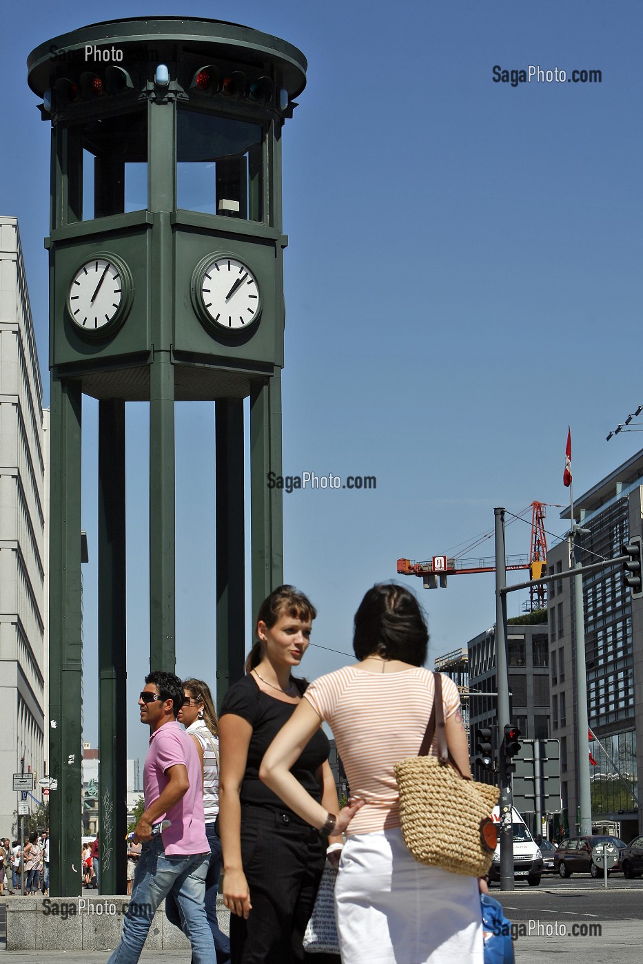 REPLIQUE D'UN FEU ROUGE DE 1925, L'UN DES TOUT PREMIERS EN EUROPE, POTSDAMER PLATZ, BERLIN, ALLEMAGNE 