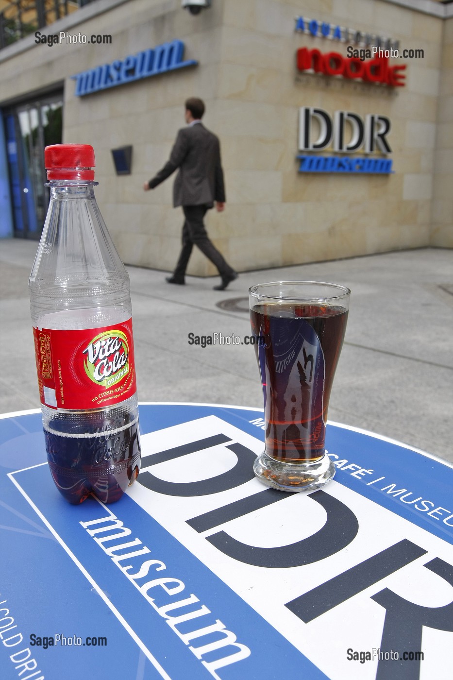 VITA COLA A LA TERRASSE DU CAFE DU DDR MUSEUM, VITA COLA EST UN SODA A BASE DE COLA PRODUIT INITIALEMENT EN EX RDA, DDR, SYMBOLE DE L'ALLEMAGNE DE L'EST, BERLIN, ALLEMAGNE 