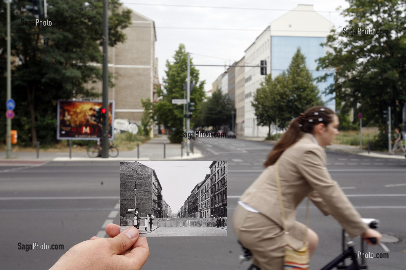 CARTE POSTALE AVANT ET PHOTO APRES LA CHUTE DU MUR, LIEU DE MEMOIRE DU MUR DE BERLIN, BERLINER MAUER, BERNAUER STRASSE, BERLIN, ALLEMAGNE 