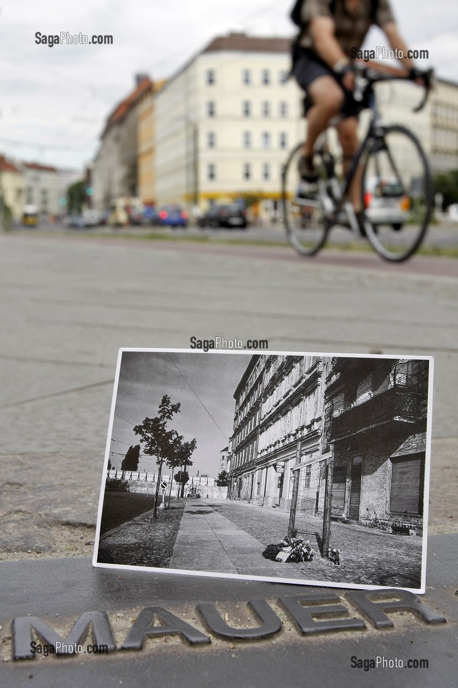 CARTE POSTALE AVANT ET PHOTO APRES LA CHUTE DU MUR, LIEU DE MEMOIRE DU MUR DE BERLIN, BERLINER MAUER, BERNAUER STRASSE, BERLIN, ALLEMAGNE 