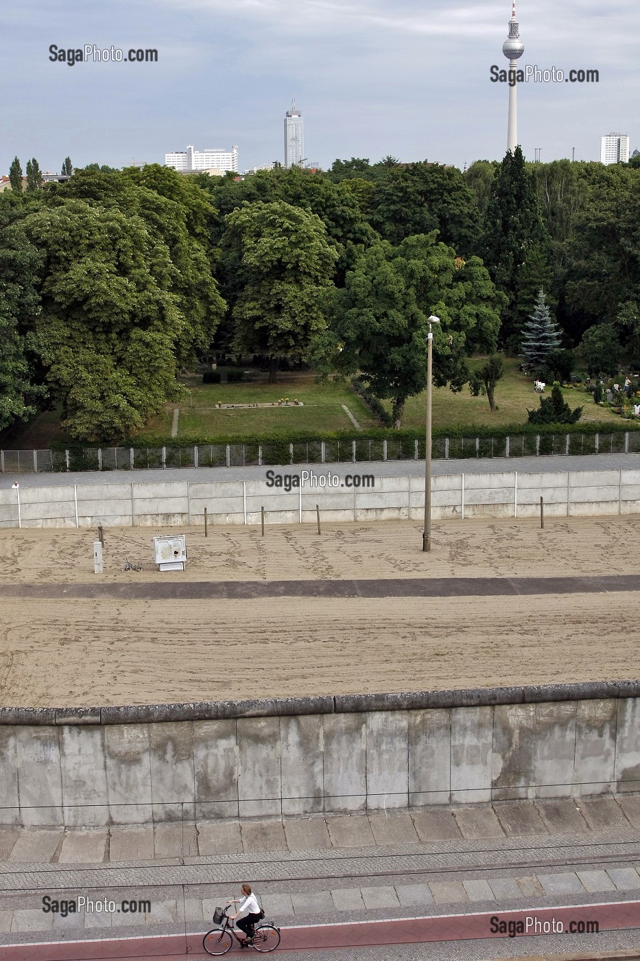 MEMORIAL DU MUR DE BERLIN, LE MEMORIAL COMPREND UN TRONCON DU DISPOSITIF FRONTALIER LONG DE 60 METRES, CONSERVE DANS SA CONFIGURATION ORIGINELLE, BERLIN, ALLEMAGNE 