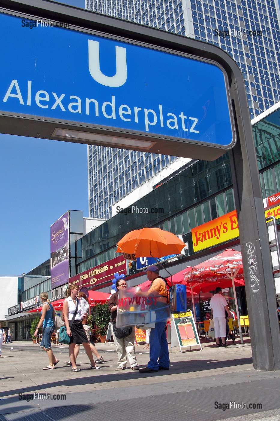 VENDEUR DE SAUCISSE (WURST), U BAHN, ALEXANDERPLATZ, ET PARK INN HOTEL, 123 M DE HAUT SURGI DES ANNEES 1970, FUT LE TOUT PREMIER QUATRE ETOILES DE BERLIN, BERLIN, ALLEMAGNE 