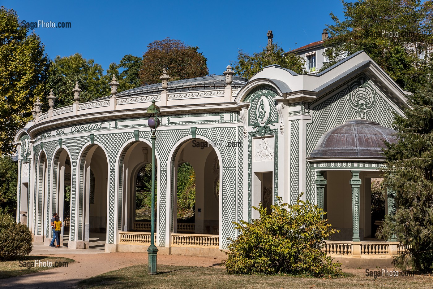 COUPLE DE TOURISTES ADMIRANT LE PAVILLON DE LA SOURCE DES CELESTINS, STATION THERMALE, HALL REALISE DANS UN STYLE NEO-CLASSIQUE PAR L'ARCHITECTE LUCIEN WOOG, VICHY, ALLIER, REGION AUVERGNE-RHONE-ALPES, FRANCE 