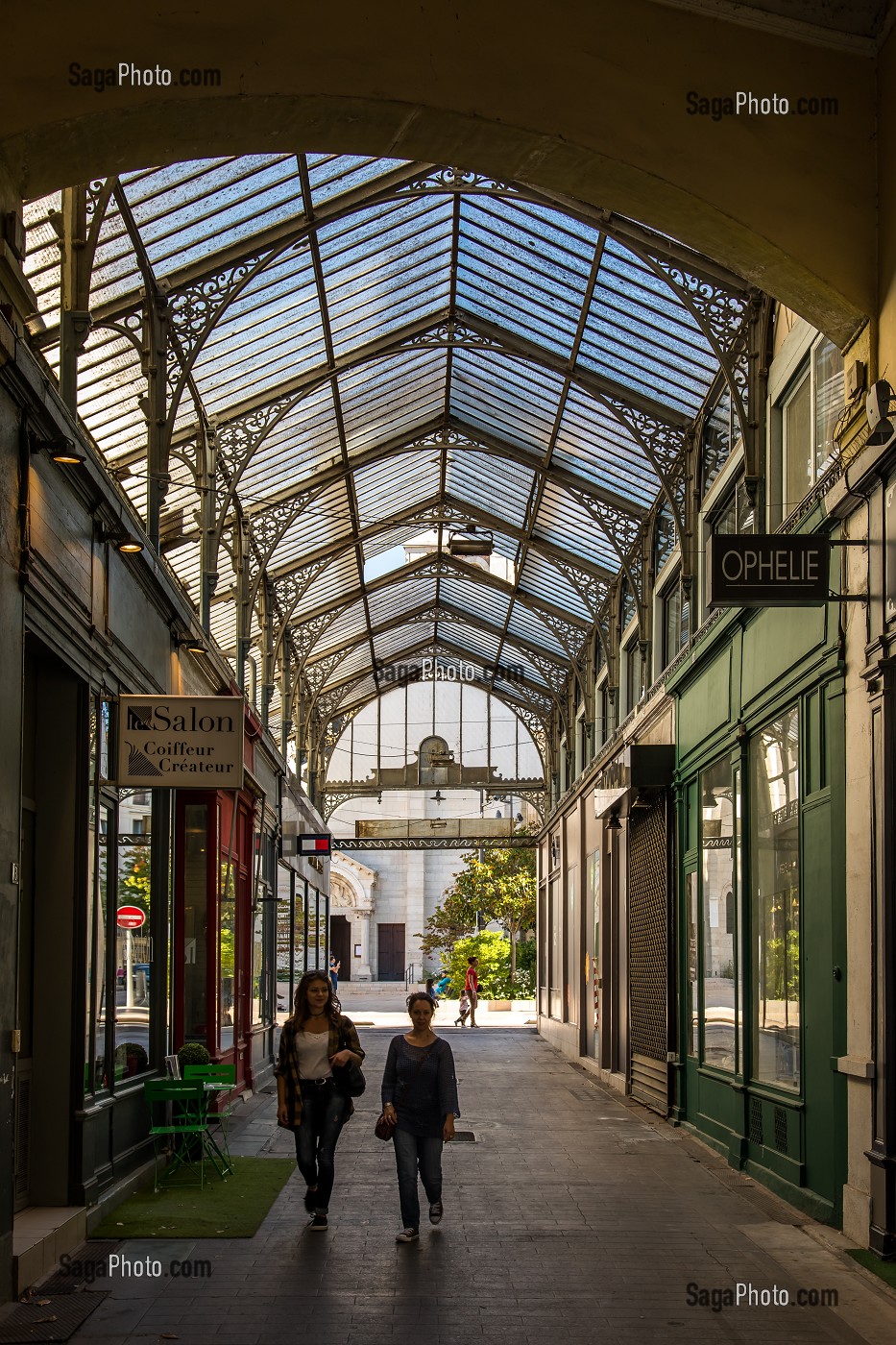 PASSAGE COMMERCANT COUVERT DANS UNE RUELLE DU VIEUX VICHY, VICHY, ALLIER, REGION AUVERGNE-RHONE-ALPES, FRANCE 