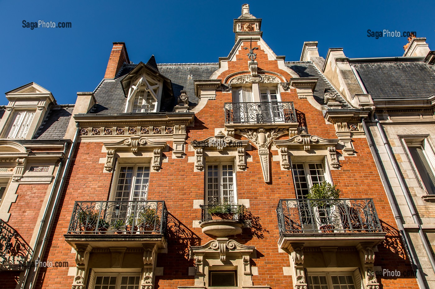 IMMEUBLE D'HABITATION DANS LE VIEUX VICHY, VICHY, ALLIER, REGION AUVERGNE-RHONE-ALPES, FRANCE 