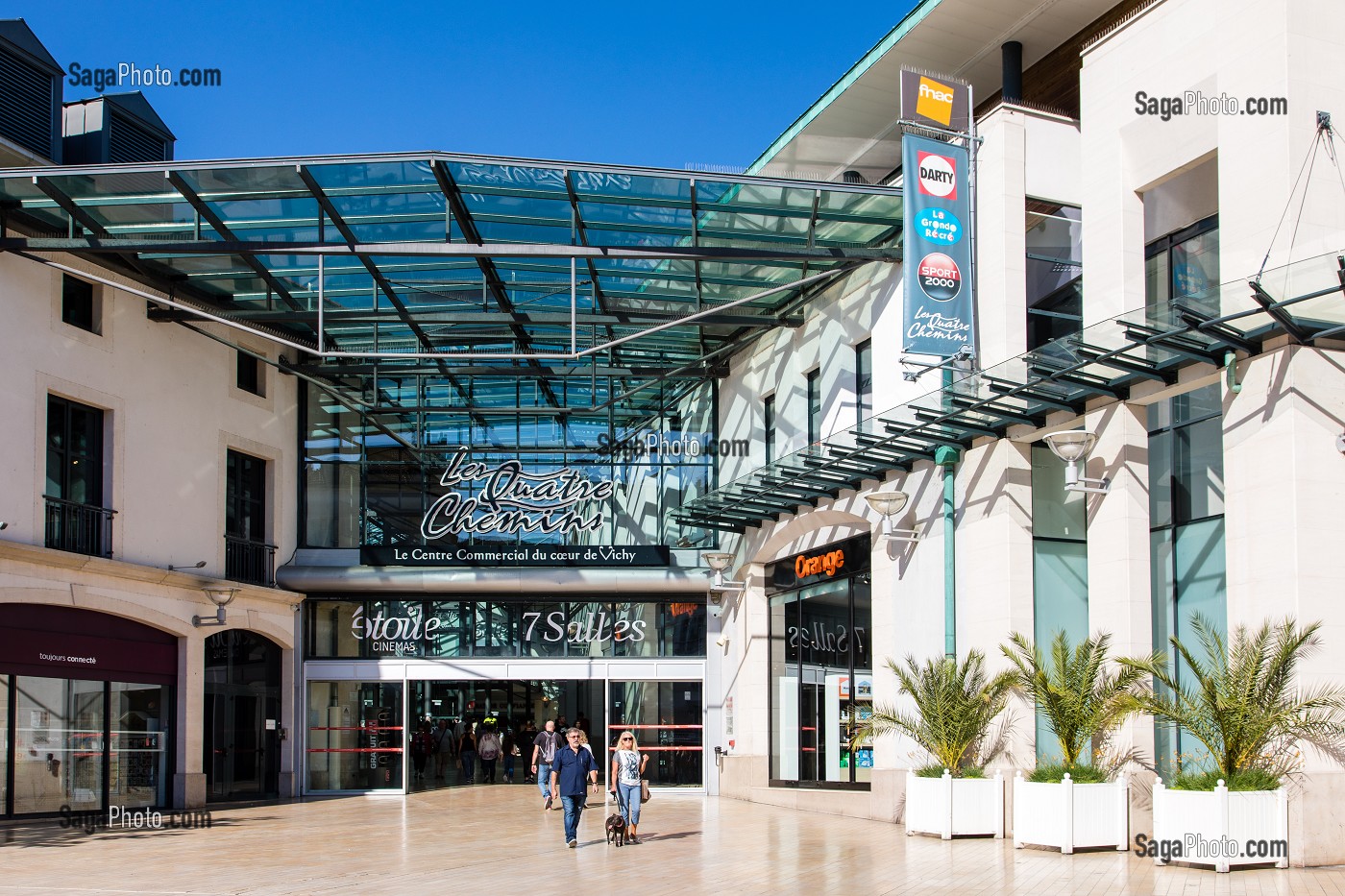 ENTREE DU CENTRE COMMERCIAL LES QUATRE CHEMINS A VICHY, COMMERCE, VICHY, ALLIER, REGION AUVERGNE-RHONE-ALPES, FRANCE 