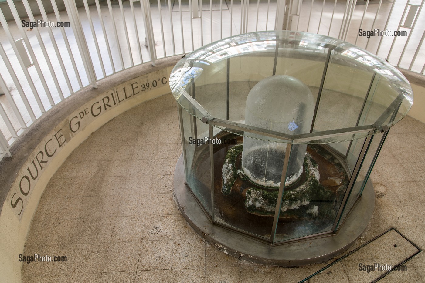 JAILLISSEMENT DE LA SOURCE GRANDE GRILLE A L'INTERIEUR DU HALL DES SOURCES DE VICHY, STATION THERMALE, VICHY, ALLIER, REGION AUVERGNE-RHONE-ALPES, FRANCE 