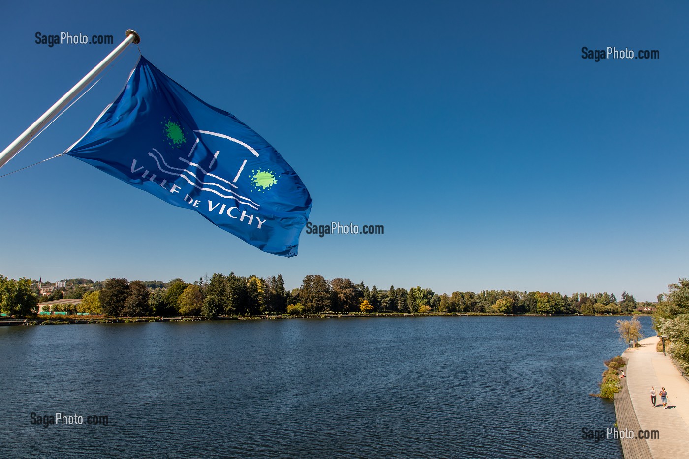 DRAPEAU DE LA MAIRIE DE VICHY FLOTTANT SUR LE PONT DE BELLERIVE AU-DESSUS DE L'ALLIER ET DES BERGES DE L'ALLIER, VICHY, ALLIER, REGION AUVERGNE-RHONE-ALPES, FRANCE 