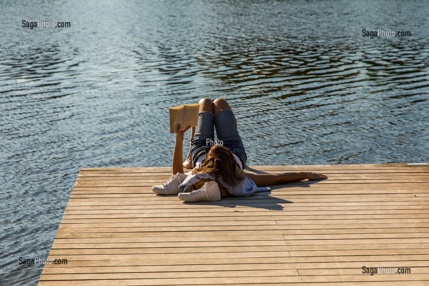 JEUNE FEMME LISANT UN LIVRE SUR UN PONTON EN BOIS AU BORD DE L'ALLIER, DETENTE, LOISIRS, LIBERTE, SILENCE, VICHY, ALLIER, REGION AUVERGNE-RHONE-ALPES, FRANCE 