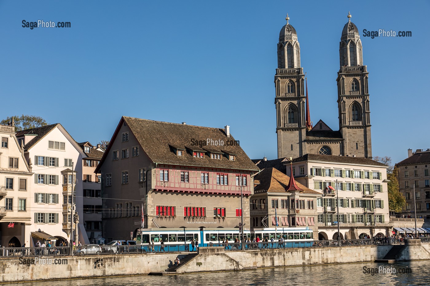 CENTRE HISTORIQUE DE ZURICH AVEC LES TOURS DE LA CATHEDRALE GROSSMUNSTER ET LES RIVES DE LA RIVIERE LIMMAT, ZURICH, CANTON DE ZURICH, SUISSE 