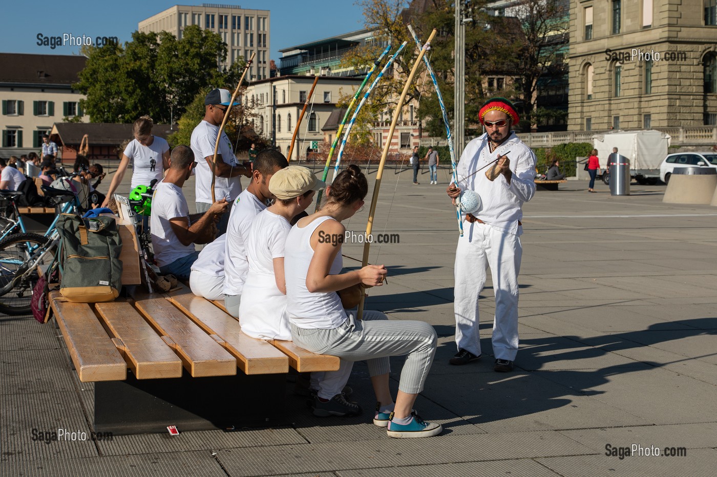 GROUPE DE MUSICIENS BRESILIENS JOUANT SUR L'ESPLANADE DE L'UNIVERSITE DE ZURICH ETH, ZURICH, CANTON DE ZURICH, SUISSE 