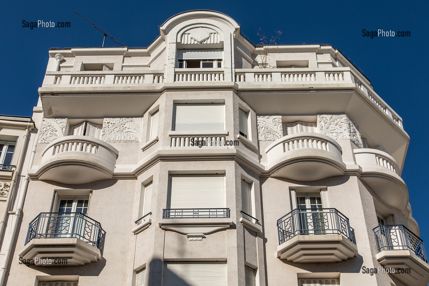 FACADE D'UN IMMEUBLE D'HABITATION DANS LE CENTRE VILLE DE VICHY, IMMOBILIER, VICHY, ALLIER, REGION AUVERGNE-RHONE-ALPES, FRANCE 