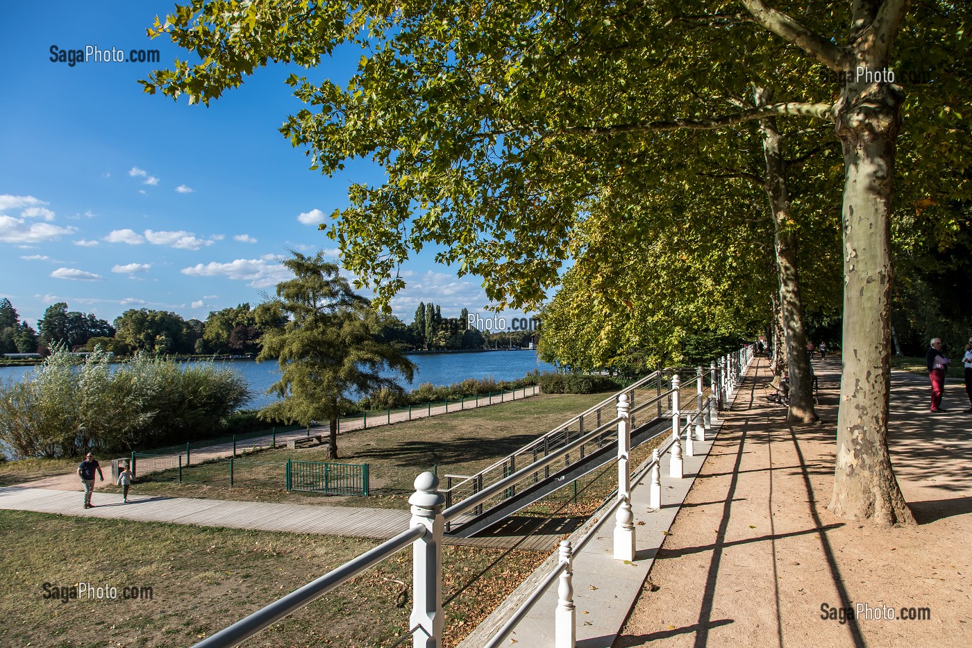 PROMENADE LE LONG DES BERGES DE L'ALLIER A VICHY, VICHY, ALLIER, REGION AUVERGNE-RHONE-ALPES, FRANCE 