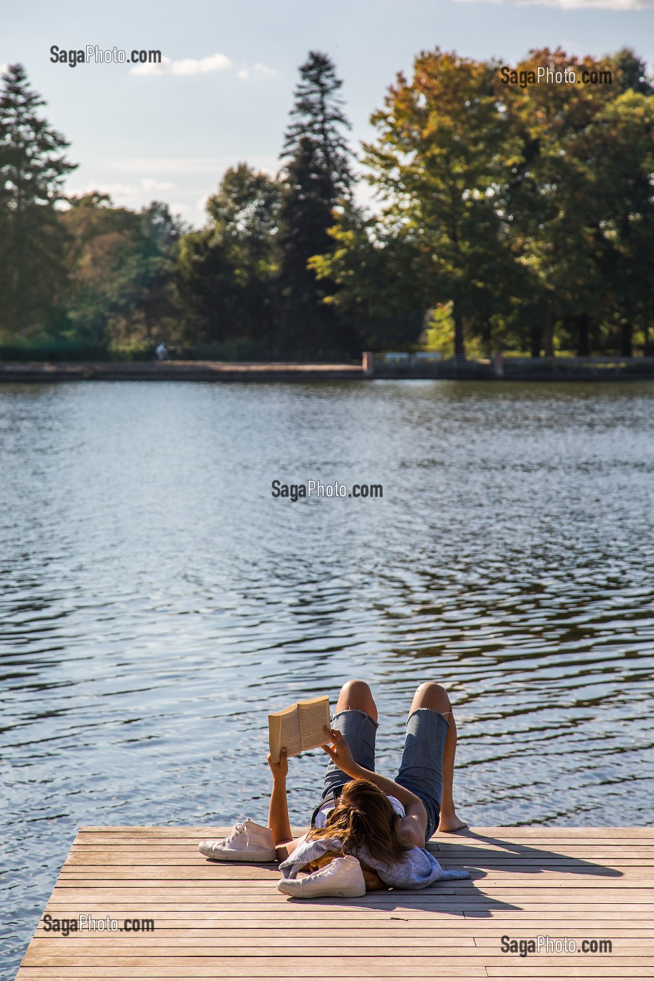 JEUNE FEMME LISANT UN LIVRE SUR UN PONTON EN BOIS AU BORD DE L'ALLIER, DETENTE, LOISIRS, LIBERTE, SILENCE, VICHY, ALLIER, REGION AUVERGNE-RHONE-ALPES, FRANCE 