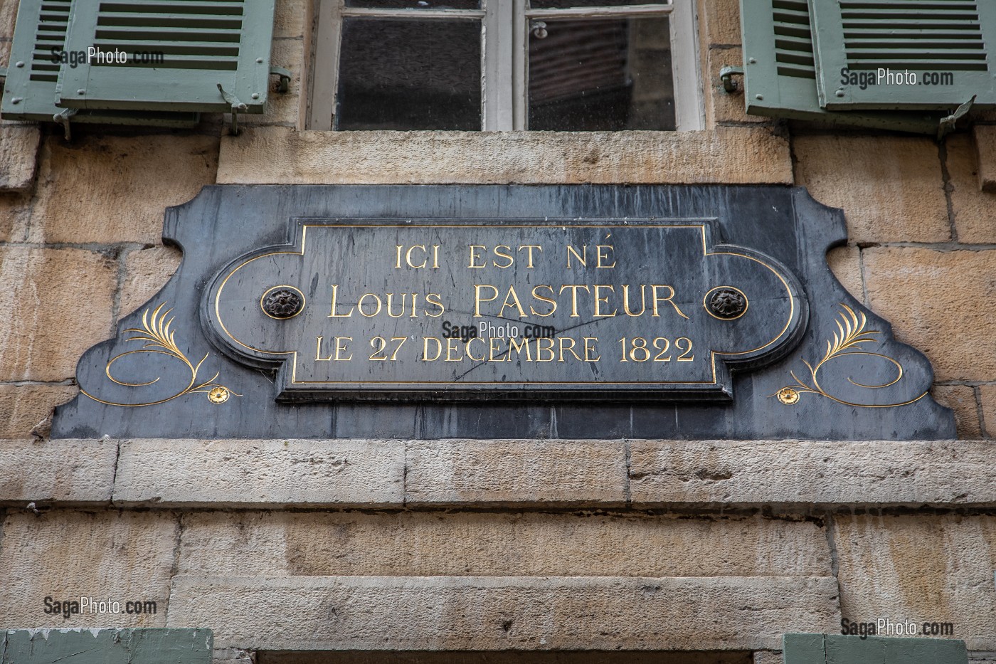 PLAQUE COMMEMORATIVE SUR LA FACADE DE LA MAISON NATALE DE LOUIS PASTEUR A DOLE, SCIENTIFIQUE ET CHIMISTE FRANCAIS A L'ORIGINE DU VACCIN CONTRE LA RAGE, DOLE, JURA, REGION BOURGOGNE-FRANCHE-COMTE, FRANCE 