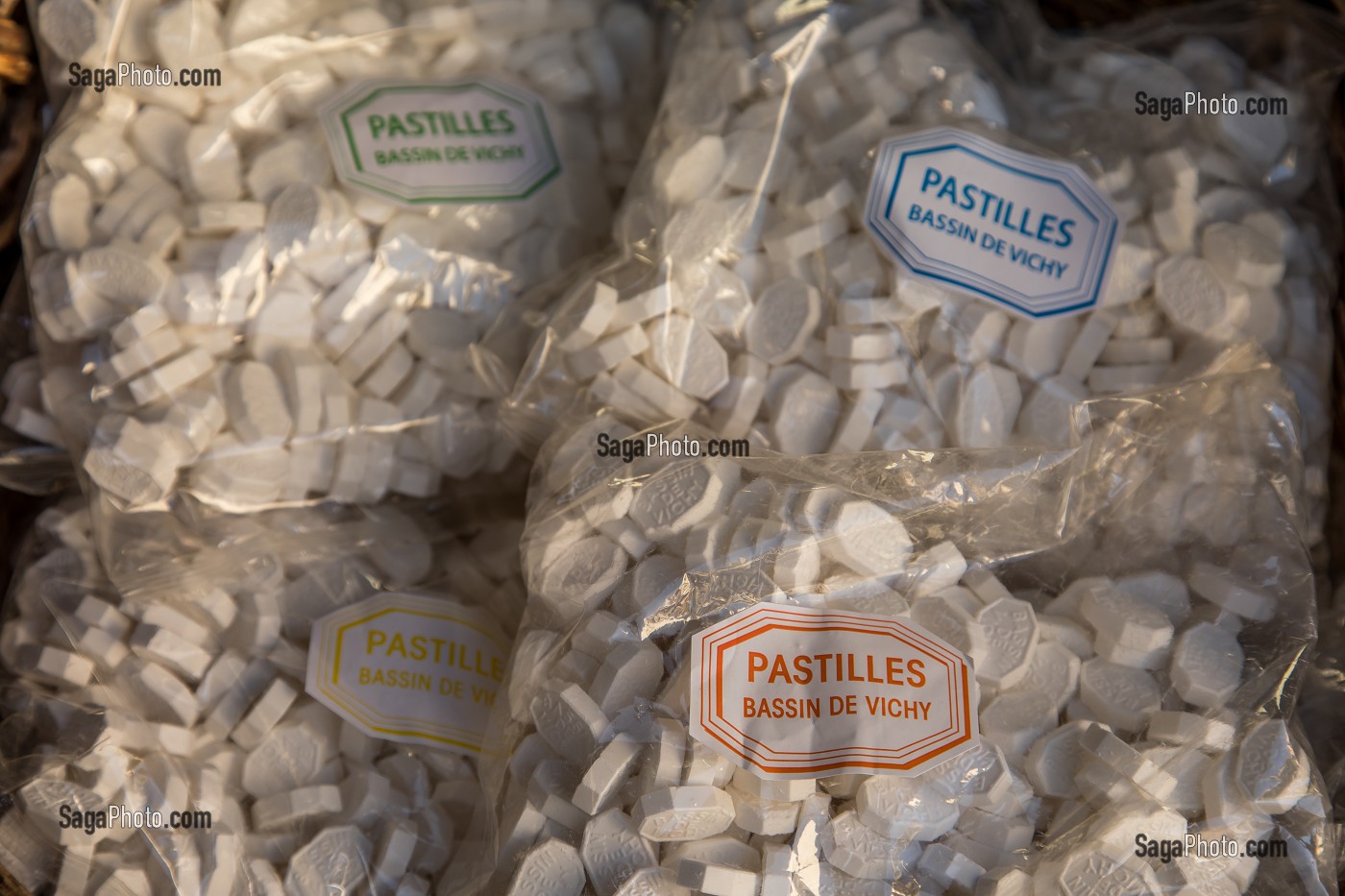 SACHETS DE DIFFERENTES CATEGORIES DE PASTILLES VICHY DE LA MARQUE BASSIN DE VICHY, VICHY, ALLIER, REGION AUVERGNE-RHONE-ALPES, FRANCE 