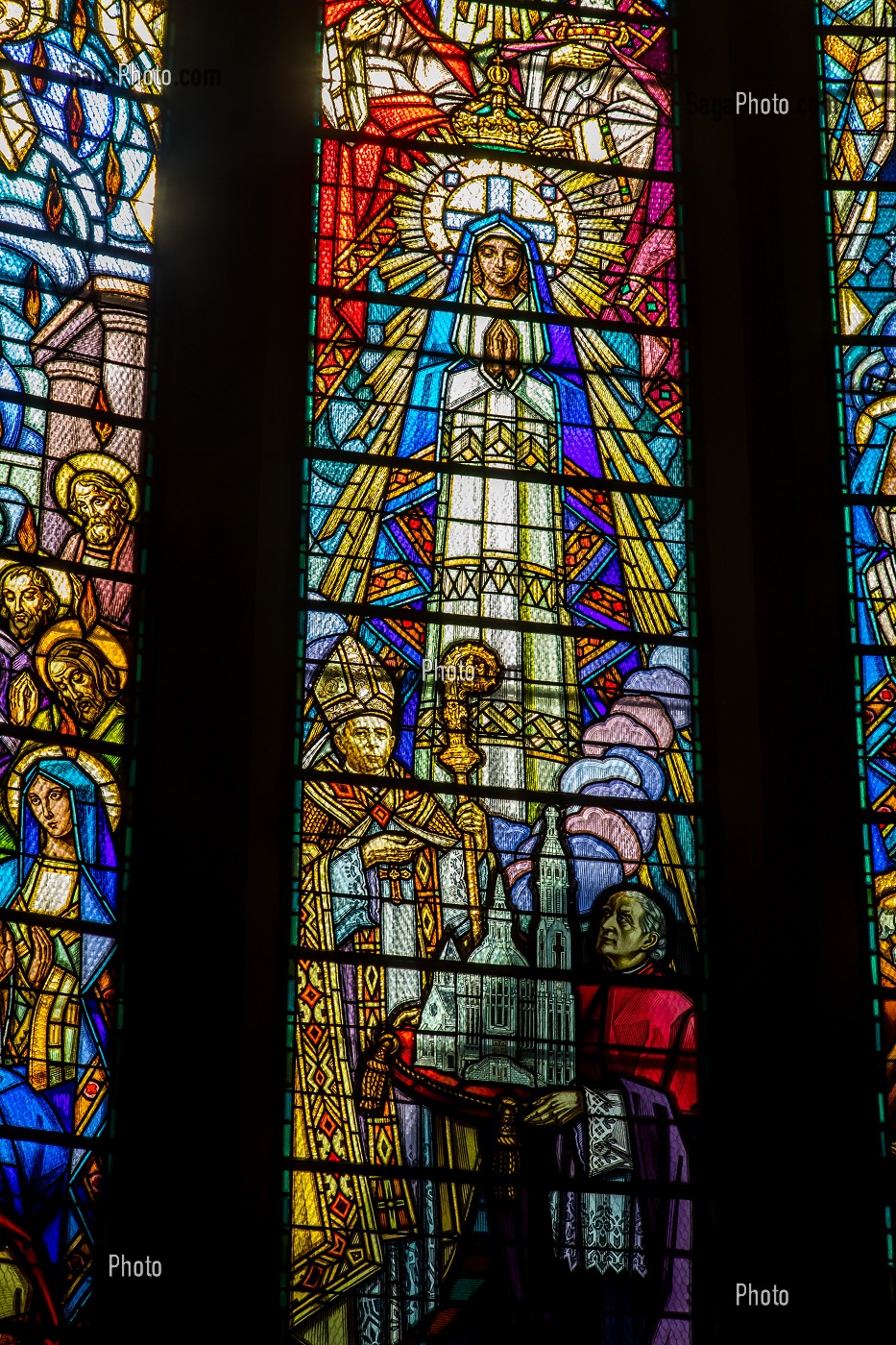 VITRAIL REPRESENTANT LA VIERGE MARIE A L'INTERIEUR DE L'EGLISE NOTRE-DAME-DES-MALADES DE VICHY, EGLISE DE STYLE ART DECO CONSACREE EN 1931 ET REALISEE PAR LES ARCHITECTES ANTOINE CHANET ET JEAN LIOGIER, VICHY, ALLIER, REGION AUVERGNE-RHONE-ALPES, FRANCE 