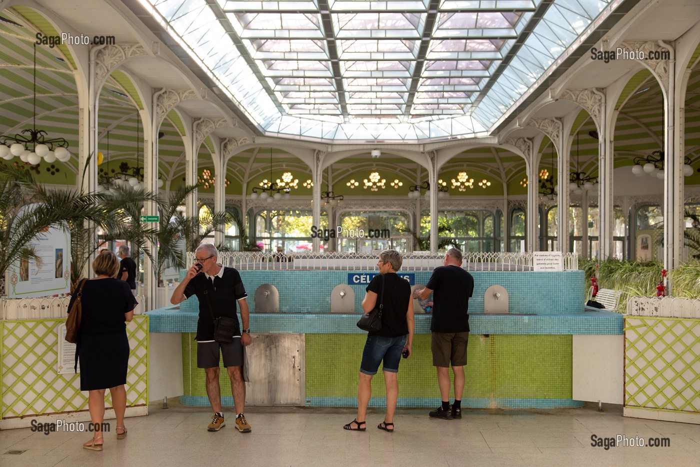 CURISTES BUVANT DE L'EAU PROVENANT DE LA SOURCE DES CELESTIN DANS LE HALL DES SOURCES DE VICHY, STATION THERMALE, VICHY, ALLIER, REGION AUVERGNE-RHONE-ALPES, FRANCE 