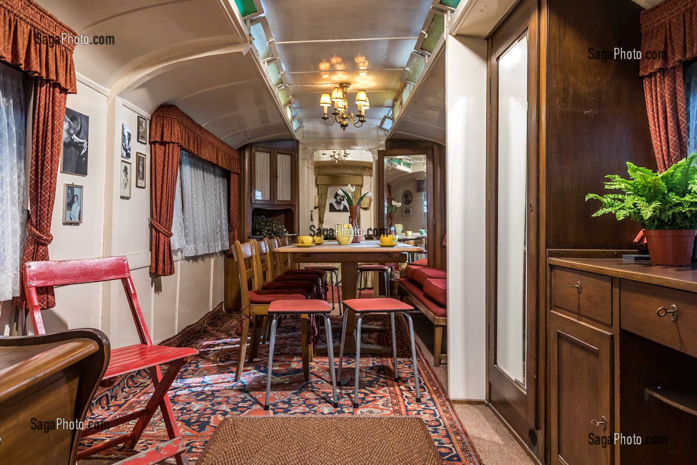 WAGON DE CHEMIN DE FER AMENAGE POUR LA CARAVANE DU CIRQUE KNIE ET UTILISE ENTRE 1919 ET 1974, PAVILLON DEDIE A L'HISTOIRE DU TRAIN, MUSEE SUISSE DES TRANSPORTS DE LUCERNE, VERKEHRSHAUS DES SCHWEIZ, LUCERNE, CANTON DE LUCERNE, SUISSE 