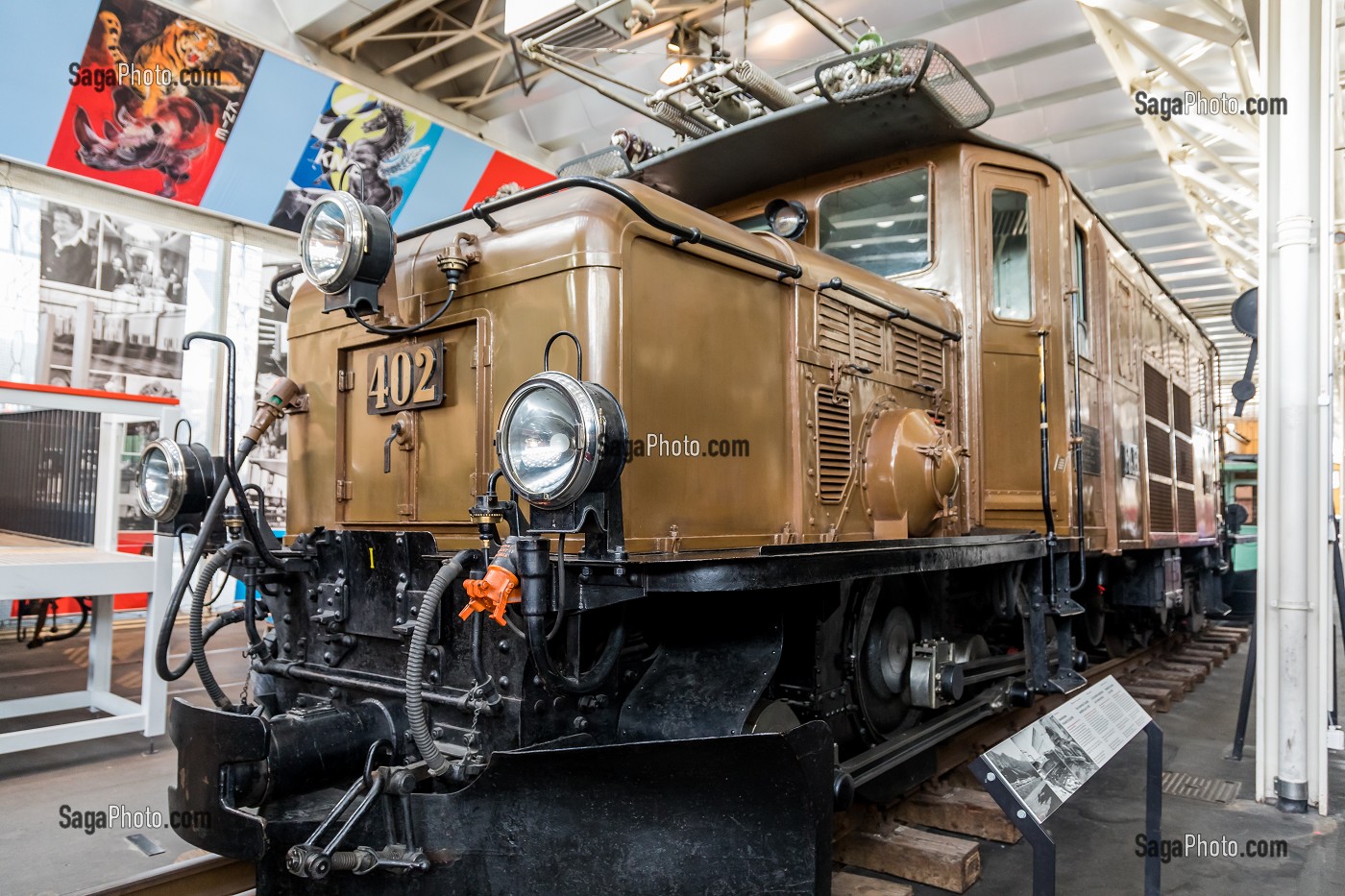 LOCOMOTIVE ELECTRIQUE POUR TRAINS DE MARCHANDISES DU CHEMIN DE FER RHETIQUE RHB DATANT DE 1921 ET SURNOMMEE CROCODILE, MUSEE SUISSE DES TRANSPORTS, LUCERNE, CANTON DE LUCERNE, SUISSE 