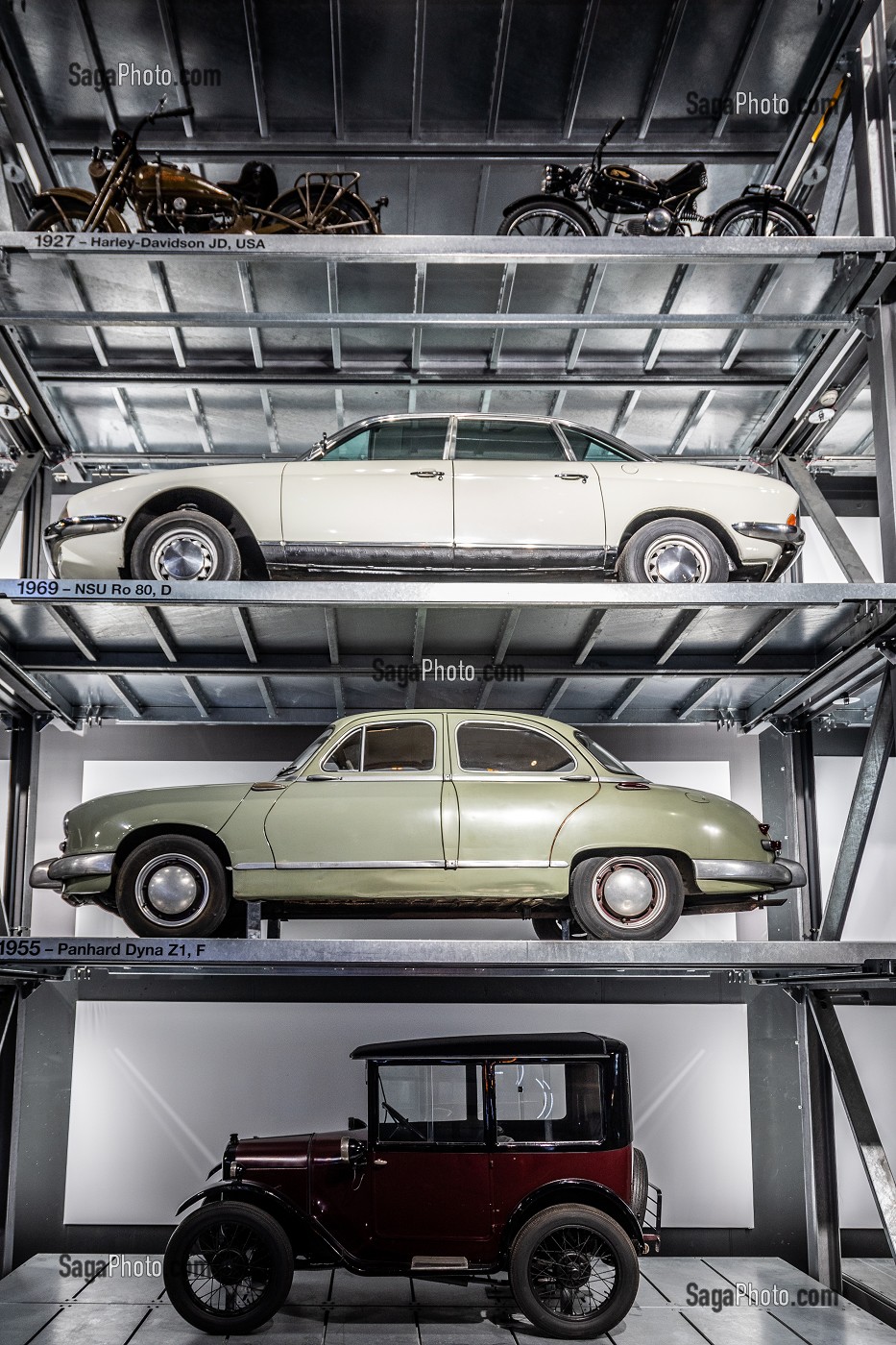 COLLECTION DE VOITURES ANCIENNES AU MUSEE SUISSE DES TRANSPORTS, ASCENSEUR A VOITURES, PAVILLON DEDIE A L'HISTOIRE DU TRAIN, VERKEHRSHAUS DES SCHWEIZ, LUCERNE, CANTON DE LUCERNE, SUISSE 