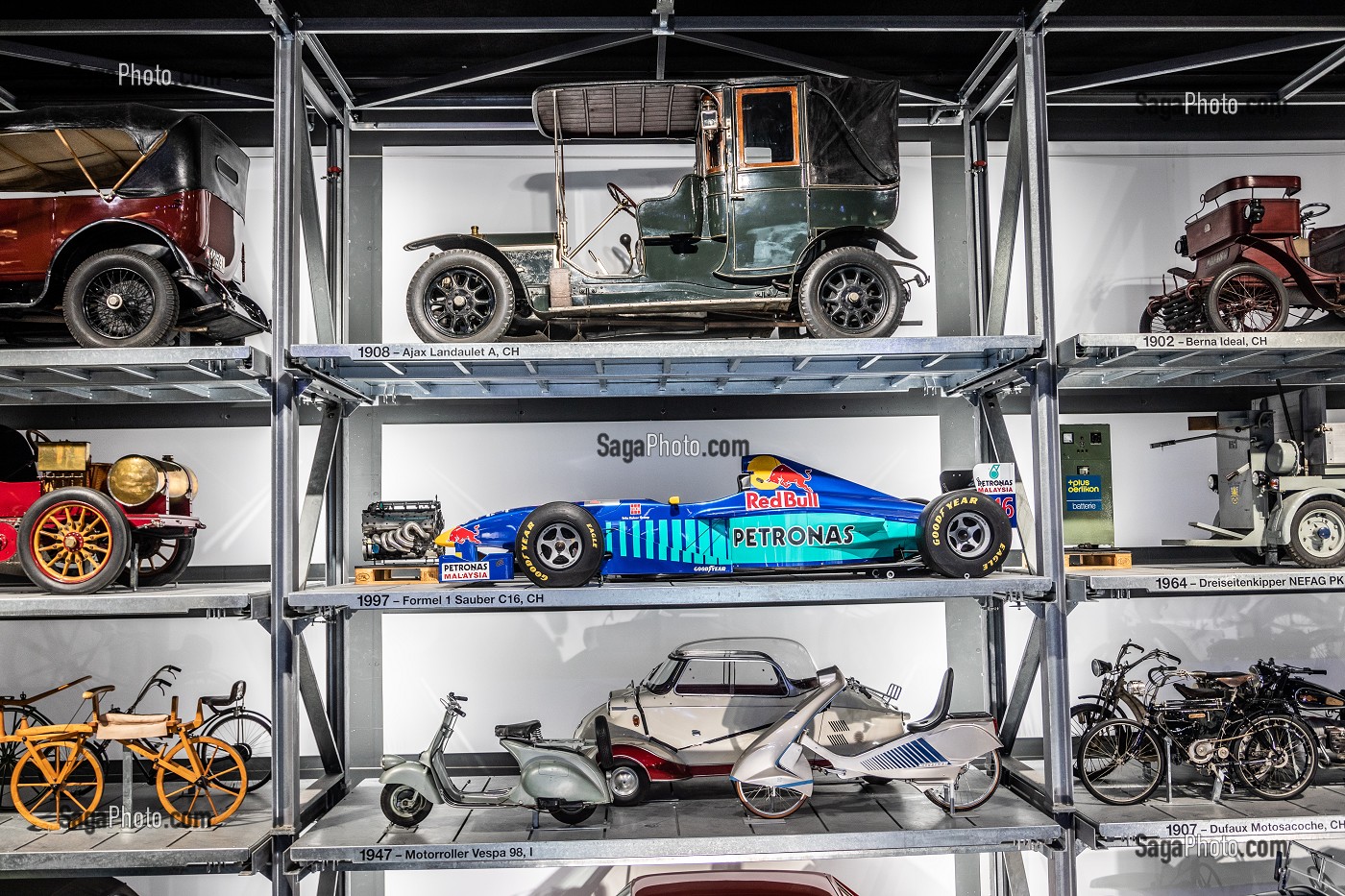 FORMULE 1 C16 DE L'ECURIE SAUBER PETRONAS ET COLLECTION DE VOITURES ANCIENNES AU MUSEE SUISSE DES TRANSPORTS, PAVILLON DEDIE A L'HISTOIRE DU TRAIN, VERKEHRSHAUS DES SCHWEIZ, LUCERNE, CANTON DE LUCERNE, SUISSE 