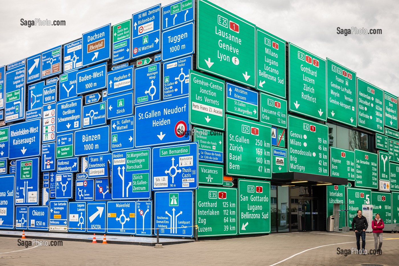 PANNEAUX ROUTIERS RECOUVRANT LA FACADE DU PAVILLON DEDIE A L'AUTOMOBILE AU MUSEE SUISSE DES TRANSPORTS, SIGNALISATION ROUTIERE, AUTOROUTES, ROUTES NATIONALES, VERKEHRSHAUS DES SCHWEIZ, LUCERNE, CANTON DE LUCERNE, SUISSE 