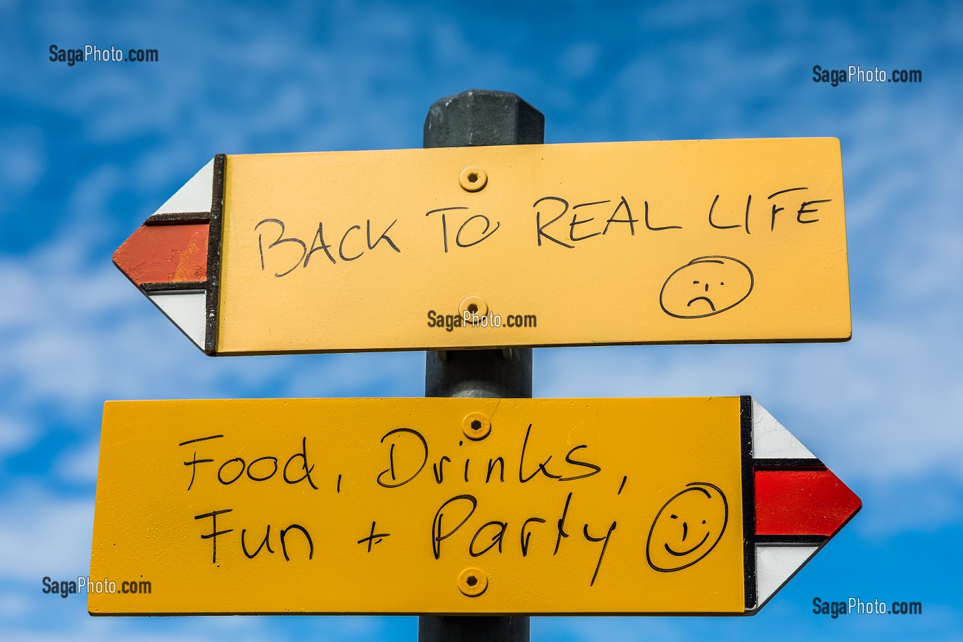 PANNEAUX DE RANDONNEE DETOURNES DE FACON HUMORISTIQUE AVEC UNE INDICATION POUR REVENIR A LA VIE NORMALE ET UNE INCITATION A MANGER, BOIRE, S'AMUSER ET FAIRE LA FETE, SENS DE LA FETE, HUMOUR, VIE, SENS DE LA VIE, LOISIRS, METAPHORES, STATION DE LENZERHEIDE, CANTON DES GRISONS, ALPES SUISSES, SUISSE 