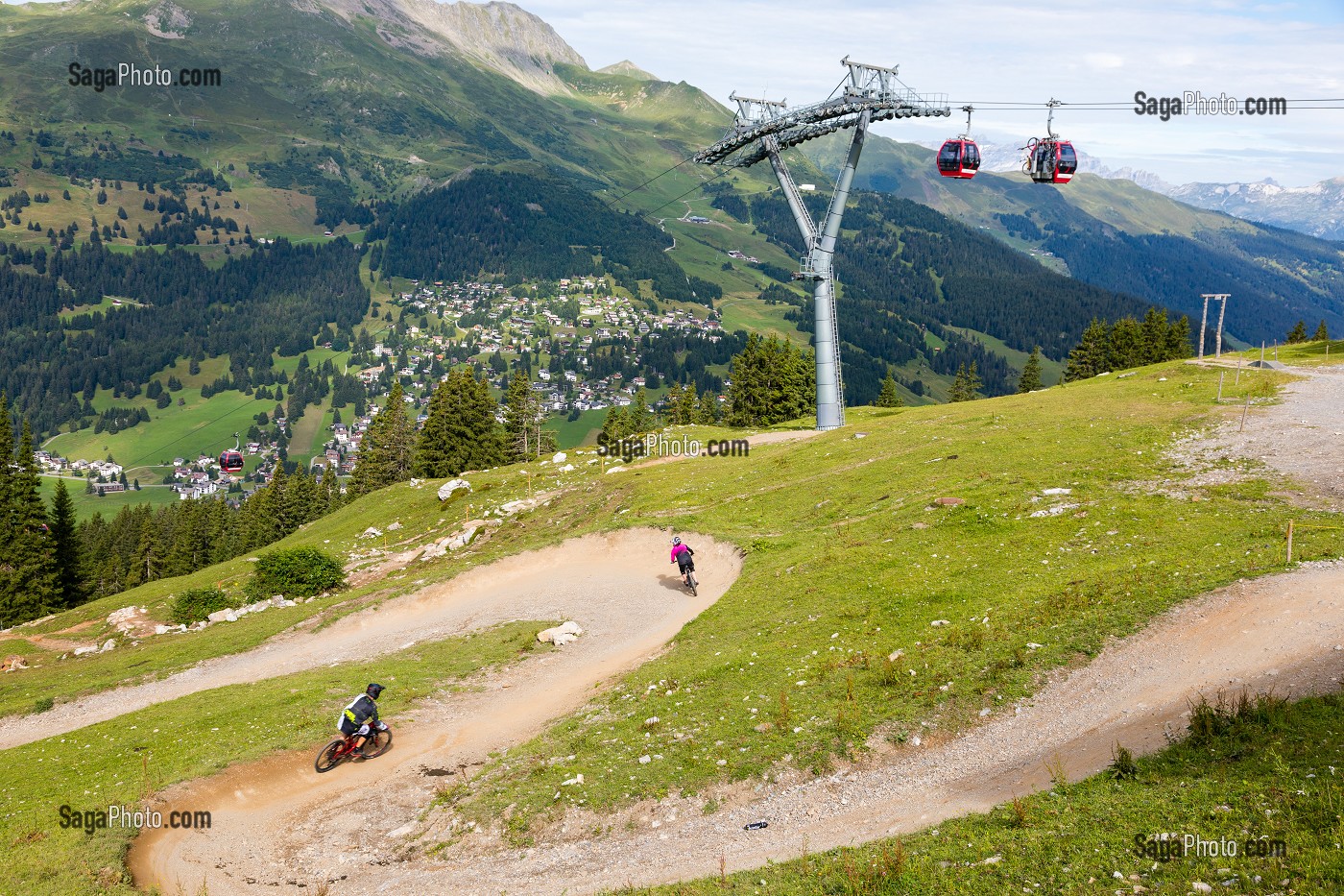 VETETISTES EN PLEINE DESCENTE SUR UNE PISTE DE VTT SPECIALEMENT AMENAGEE, TELECABINES, LOISIRS, VELO TOUT TERRAIN, MONTAGNE, STATION DE LENZERHEIDE, CANTON DES GRISONS, ALPES SUISSES, SUISSE 