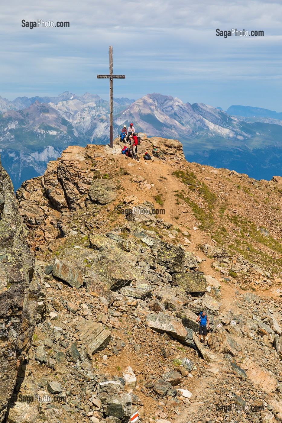 RANDONNEURS SE REPOSANT AU PIED DE LA CROIX QUI SURMONTE LE SOMMET DU ROTHORN, MONTAGNE, RANDONNEE, LOISIRS, STATION DE LENZERHEIDE, CANTON DES GRISONS, ALPES SUISSES, SUISSE 
