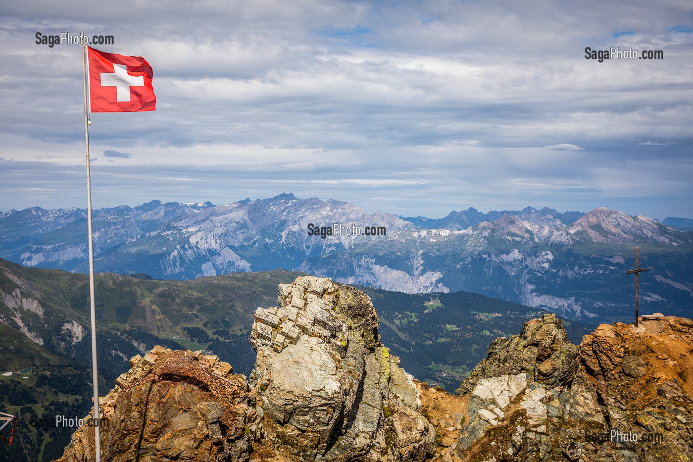 DRAPEAU SUISSE AU SOMMET DU ROTHORN, MONTAGNE, STATION DE LENZERHEIDE, CANTON DES GRISONS, ALPES SUISSES, SUISSE 