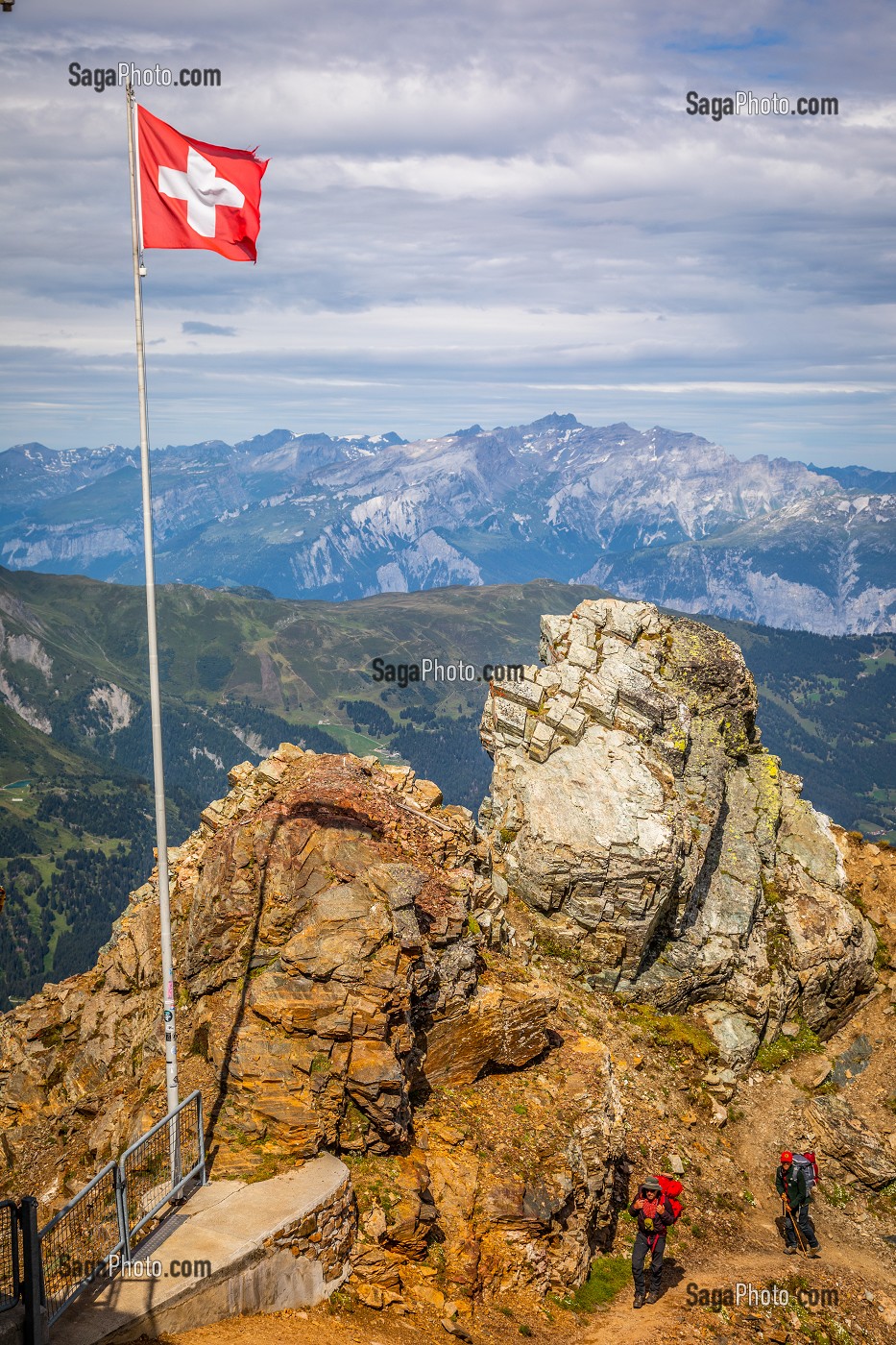 DRAPEAU SUISSE ACCUEILLANT UN GROUPE DE RANDONNEURS AU SOMMET DU ROTHORN, RANDONNEE, LOISIRS, MONTAGNE, STATION DE LENZERHEIDE, CANTON DES GRISONS, ALPES SUISSES, SUISSE 