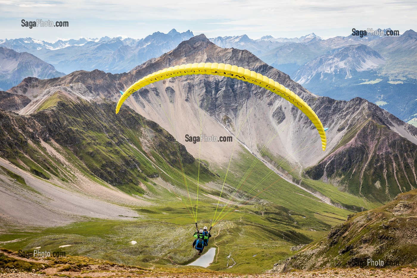 PARAPENTISTES AU DECOLLAGE FACE AU LENZERHORN, PARAPENTE, LOISIRS, MONTAGNE, STATION DE LENZERHEIDE, CANTON DES GRISONS, ALPES SUISSES, SUISSE 