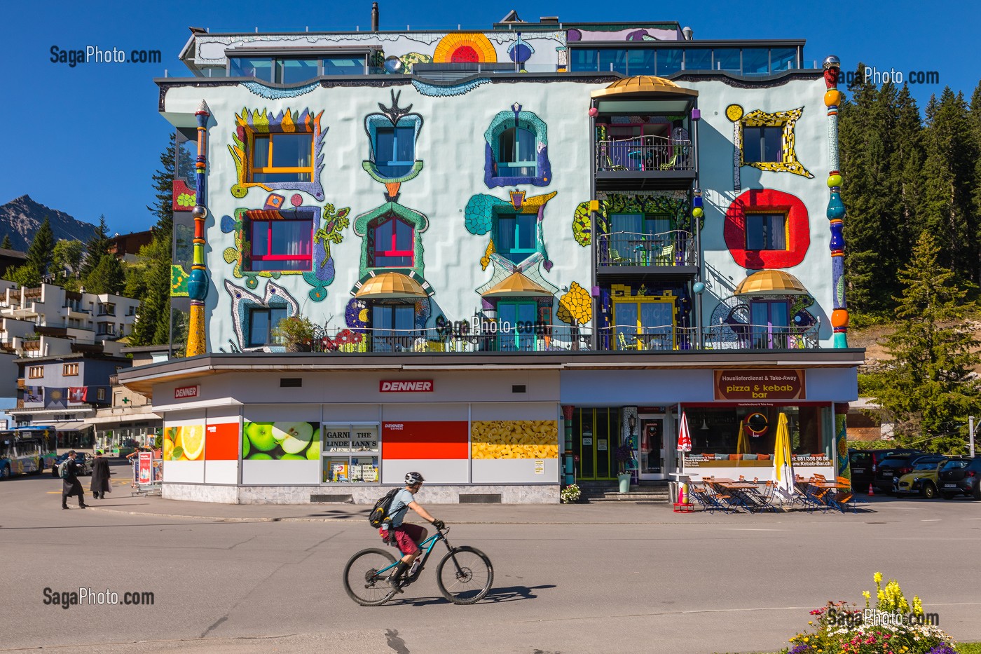 MAISON ORNEE D'UNE FRESQUE DANS LE CENTRE DE LA STATION D'AROSA, VETETISTE PARTANT EN RANDONNEE, AROSA, CANTON DES GRISONS, ALPES SUISSES, SUISSE 