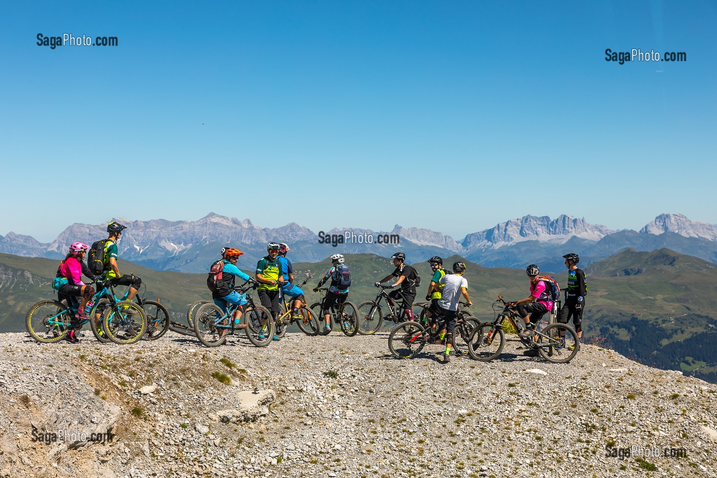 VETETISTES PROFITANT DE LA VUE AU SOMMET DU WEISSHORN, MONTAGNE, LOISIRS, VTT, VELO, STATION D'AROSA, CANTON DES GRISONS, ALPES SUISSES, SUISSE 