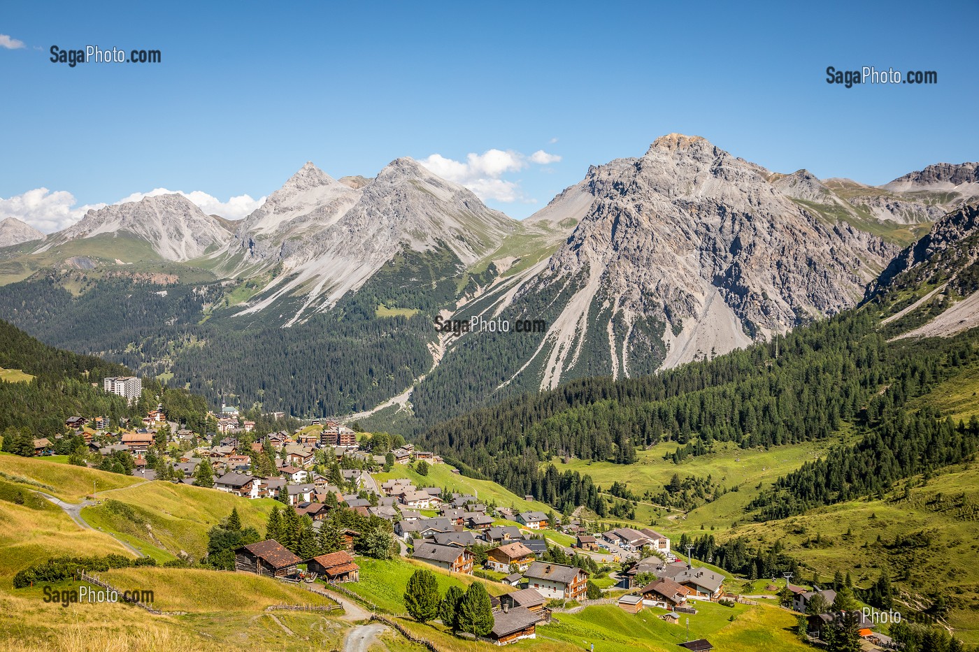 VUE SUR LA STATION D'AROSA, MONTAGNE, CANTON DES GRISONS, ALPES SUISSES, SUISSE 