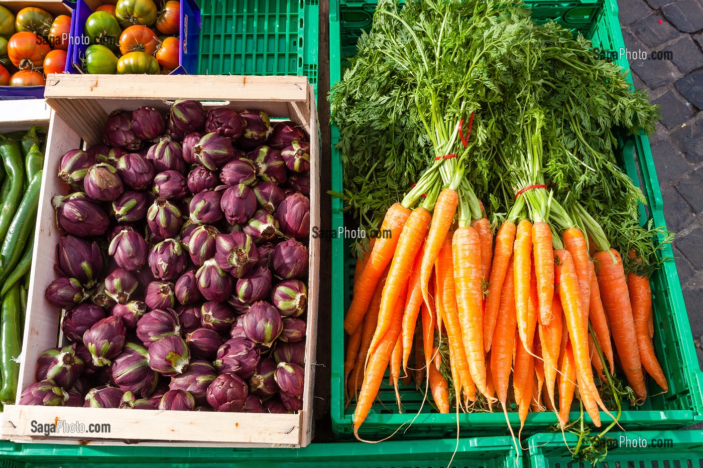 CAGETTE DE PETITS ARTICHAUTS ET CAISSE DE CAROTTES EN VENTE SUR LE MARCHE DE SAINT-GALL, MARAICHER, ALIMENTATION, LEGUME, SANKT-GALLEN, SAINT-GALL, CANTON DE SAINT-GALL, SUISSE 